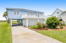 Home with Free WiFi, a Full Kitchen, Five Decks, & Amazing Marsh Views