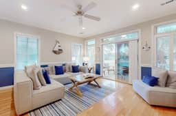 Lavish home near the beach and Charleston with pool & dock access - balcony