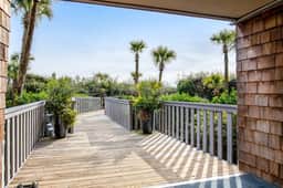 Lovely condo with free WiFi & shared tennis courts - close to golf & beaches