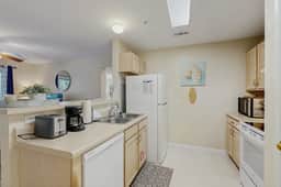 Lovely condo with marsh view, shaded balcony, central AC - 1 mile to Folly Beach