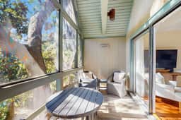Lovely second-floor villa w/ great location – walk to beach, golf & activities