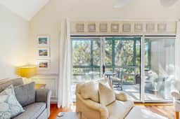 Lovely second-floor villa w/ great location – walk to beach, golf & activities