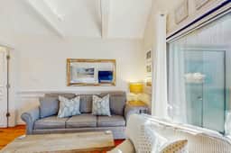 Lovely second-floor villa w/ great location – walk to beach, golf & activities