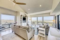 Luxury penthouse with stunning oceanfront views, 3 decks, pool & hot tub