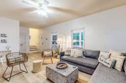Modern beach house with lovely deck, washer/dryer, AC & WiFi - 2 blocks to ocean
