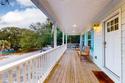 Modern beach house with lovely deck, washer/dryer, AC & WiFi - 2 blocks to ocean