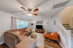 Modern townhouse close to shopping, night life and restaurants