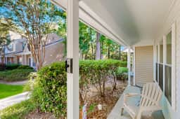Modern townhouse close to shopping, night life and restaurants