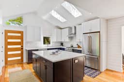 Scenic view cottage w/ skylights & Free WiFi- across the street from the beach