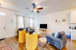 Snowbird-friendly townhouse with pool, tennis court, & central AC