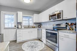 Spacious Dog-Friendly Retreat | Walk to Beach