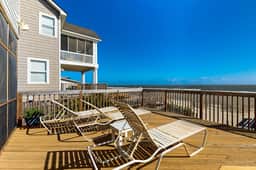 Spacious oceanfront home w/ stunning views, large deck - private access to beach