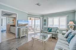 Top-floor Oceanfront Villa with spectacular ocean views - prime location