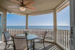Top-floor Oceanfront Villa with spectacular ocean views - prime location