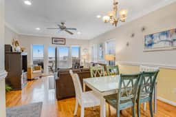 Townhouse with marsh & river views - access to crabbing dock & pool