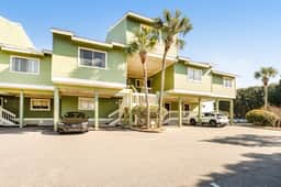 Townhouse-style villa with screened porch & pool access - short walk to beach