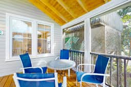 Two-minute walk to the beach - home with screened porch, sundeck, WiFi & W/D