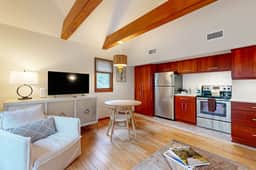 Updated Condo with shared tennis, close to Freshfields Village and beach