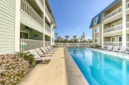 Updated condo by the beach with balcony & pool - walk to IOP dining & shops