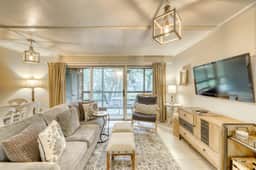 Well-equipped Condo with Screened Porch & Lake View - Near Beach, Dogs Welcome