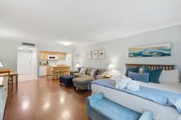 Lovely condo with free WiFi & shared tennis courts - close to golf & beaches
