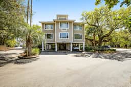 Beautiful villa surrounded by lush landscaping - walk to beach, golf & pool - Image 2