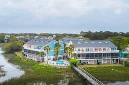 Beachy, three-story villa w/ deck & shared pool - walk downtown & to the beach - Image 4