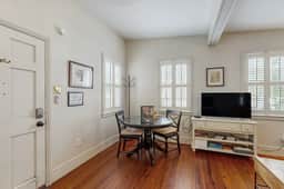 Charming carriage house w/ original hardwoods, W/D & antique bed - 1 dog OK - Image 4