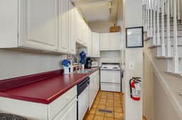 Charming carriage house w/ original hardwoods, W/D & antique bed - 1 dog OK - Image 5