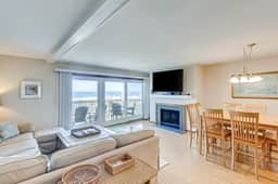 Oceanfront beach condo with WiFi, washer/dryer, pool - snowbirds welcome - Image 5