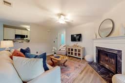 Stylish dog friendly, ground-floor getaway with pool, washer/dryer, & AC - Image 5