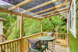 Dog-friendly tropical oasis w/ private deck/ yard - close to beach & everything - Image 3