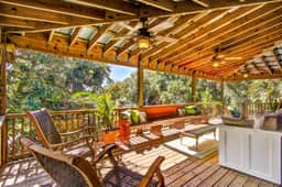 Dog-friendly tropical oasis w/ private deck/ yard - close to beach & everything - Image 4