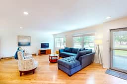 Comfortable dog-friendly home next door to rec center - blocks from beach access - Image 4