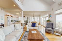 Gorgeous beachfront home with stunning ocean views - walk into town - Image 2