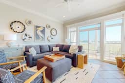 Inviting waterfront townhouse with beach access, balcony, W/D, pool & dock - Image 5