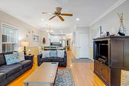 Townhouse with marsh & river views - access to crabbing dock & pool - Image 3