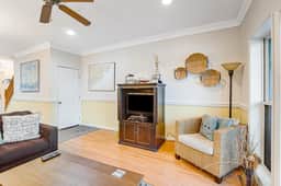 Townhouse with marsh & river views - access to crabbing dock & pool - Image 4