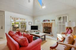 Casual cottage w/screened porch & shared pool - walk to the beach - Image 4