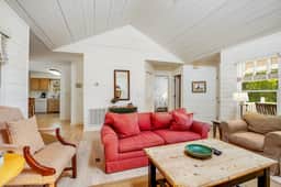 Casual cottage w/screened porch & shared pool - walk to the beach - Image 5
