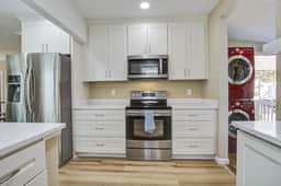 Charming home steps from beach with two full kitchens, deck, patio, WiFi & AC - Image 5