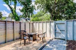 Coastal cottage with yard, near shopping & dining in Old Village District - Image 2