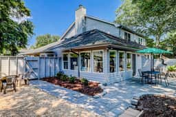 Coastal cottage with yard, near shopping & dining in Old Village District - Image 3