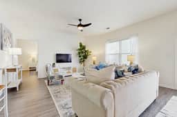 Sunny 2BR Pool View in Pet Friendly Resort w/ Pool Access - Image 4