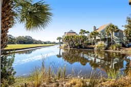 Stylish beach villa with three decks, and golf course views - Image 4