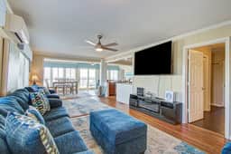 Recently updated Dog-friendly oceanfront home, lots of deck space & game room - Image 3