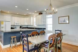 Gorgeous home with private pool, deck, enclosed patio, central AC, & balcony - Image 2