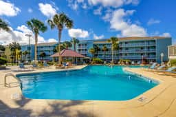 2-story riverfront condo with 2 balconies, outdoor pool, grills, river views, AC - Image 2