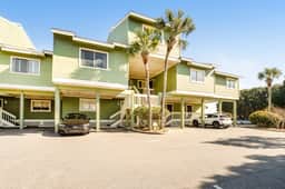 Townhouse-style villa with screened porch & pool access - short walk to beach - Image 2