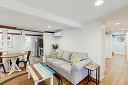 Cozy ground-floor home with AC - walkable to beach, shops & restaurants - Image 2